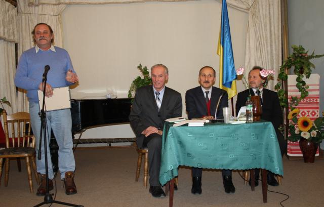 Виступає Віталій Шевченко. а за столом В. Шовкошитний, М. Вощевський і С. Шевченко